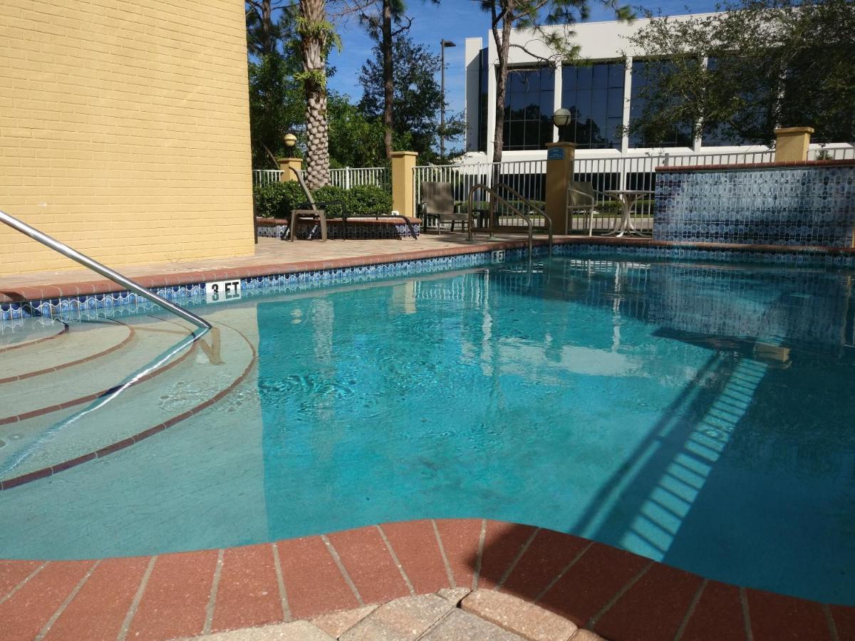 Comfort Inn & Suites Northeast - Gateway St. Petersburg Esterno foto