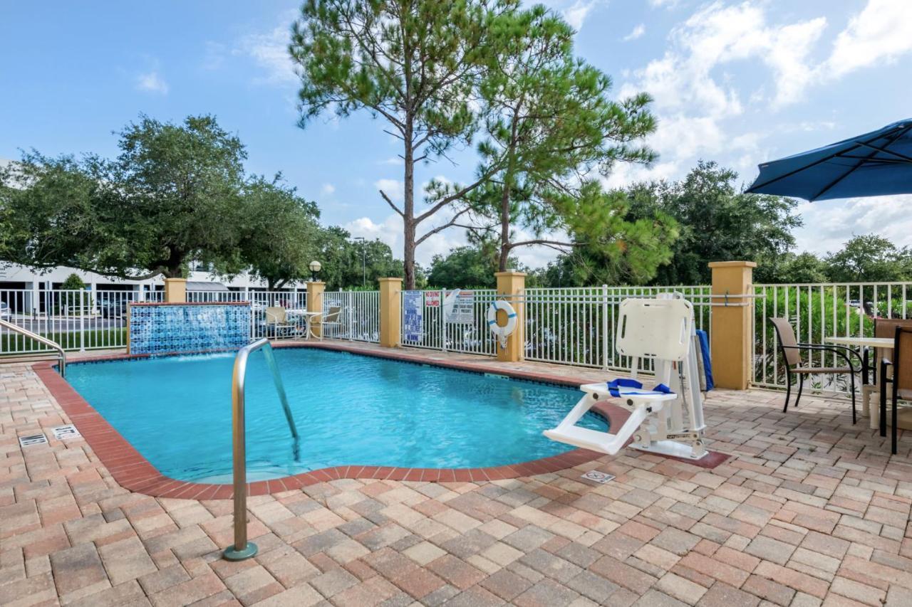 Comfort Inn & Suites Northeast - Gateway St. Petersburg Esterno foto