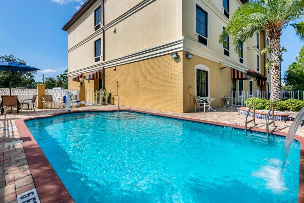 Comfort Inn & Suites Northeast - Gateway St. Petersburg Esterno foto