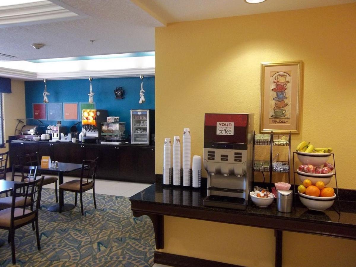 Comfort Inn & Suites Northeast - Gateway St. Petersburg Esterno foto