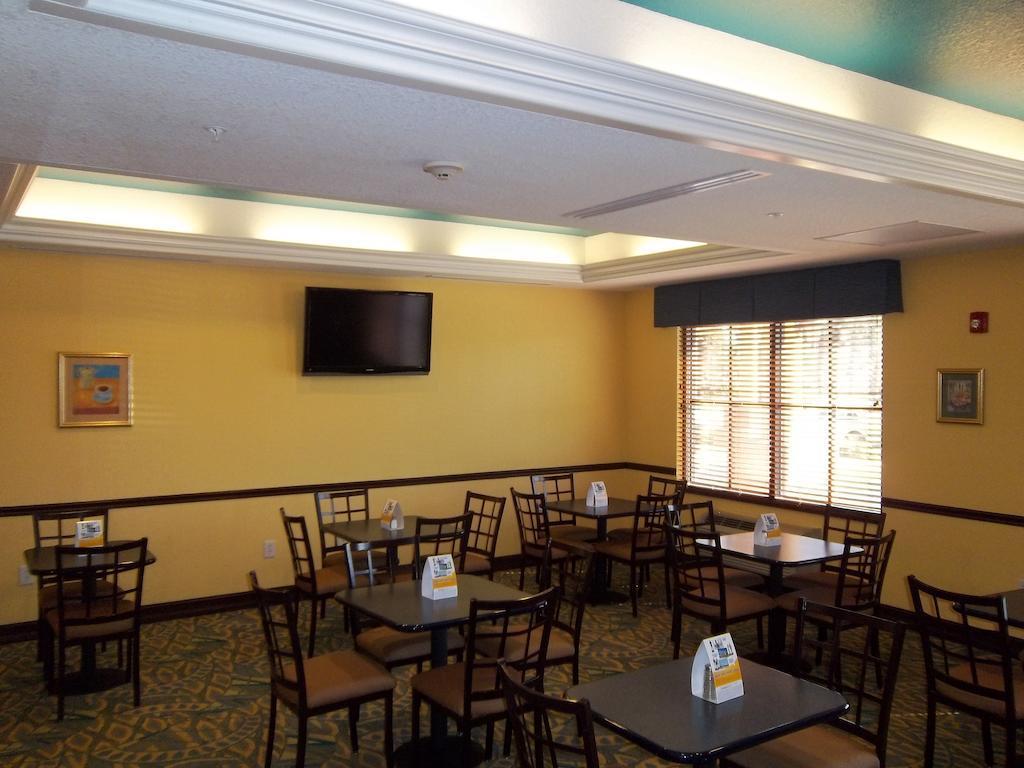 Comfort Inn & Suites Northeast - Gateway St. Petersburg Esterno foto