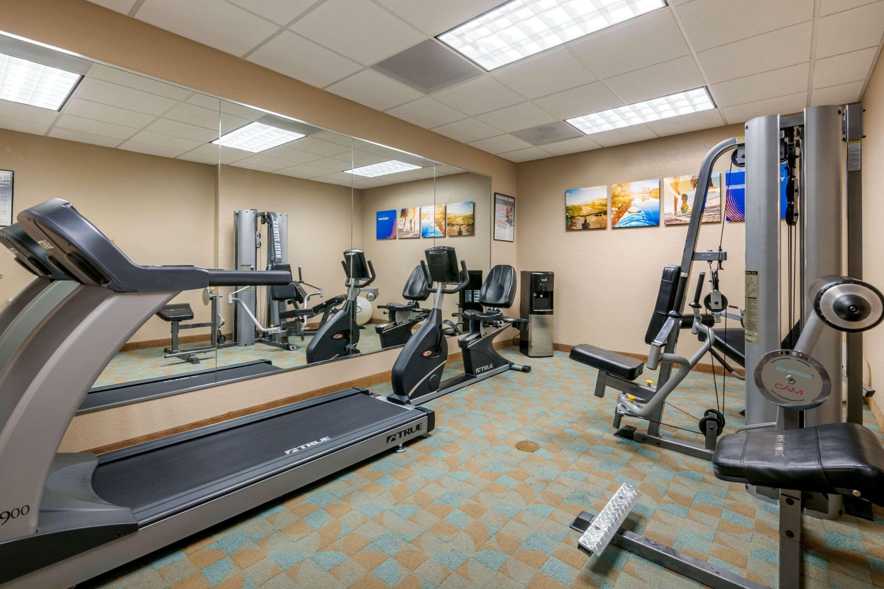 Comfort Inn & Suites Northeast - Gateway St. Petersburg Esterno foto