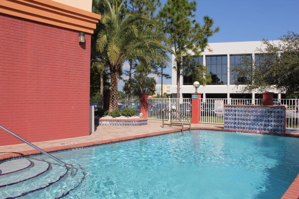Comfort Inn & Suites Northeast - Gateway St. Petersburg Esterno foto