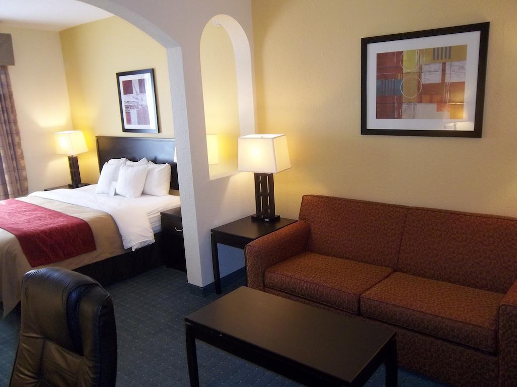 Comfort Inn & Suites Northeast - Gateway St. Petersburg Esterno foto