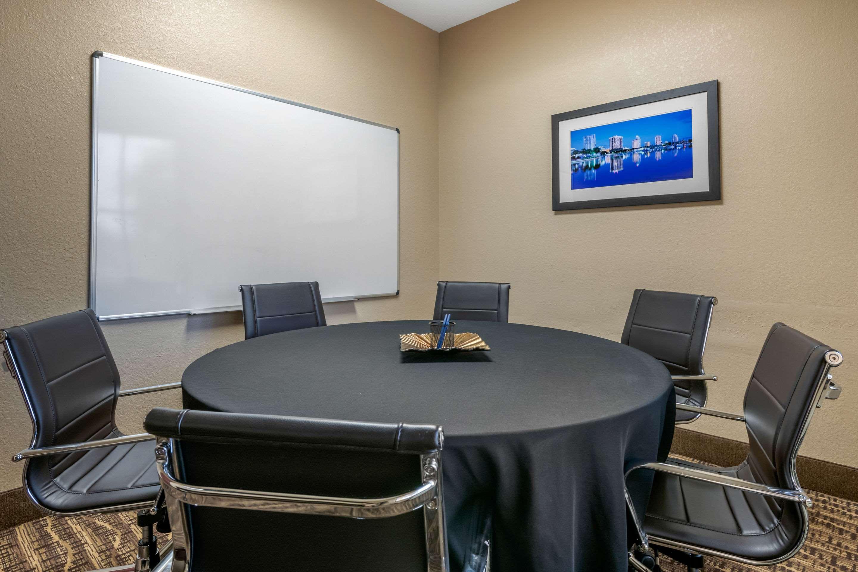 Comfort Inn & Suites Northeast - Gateway St. Petersburg Esterno foto