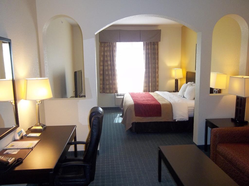 Comfort Inn & Suites Northeast - Gateway St. Petersburg Esterno foto