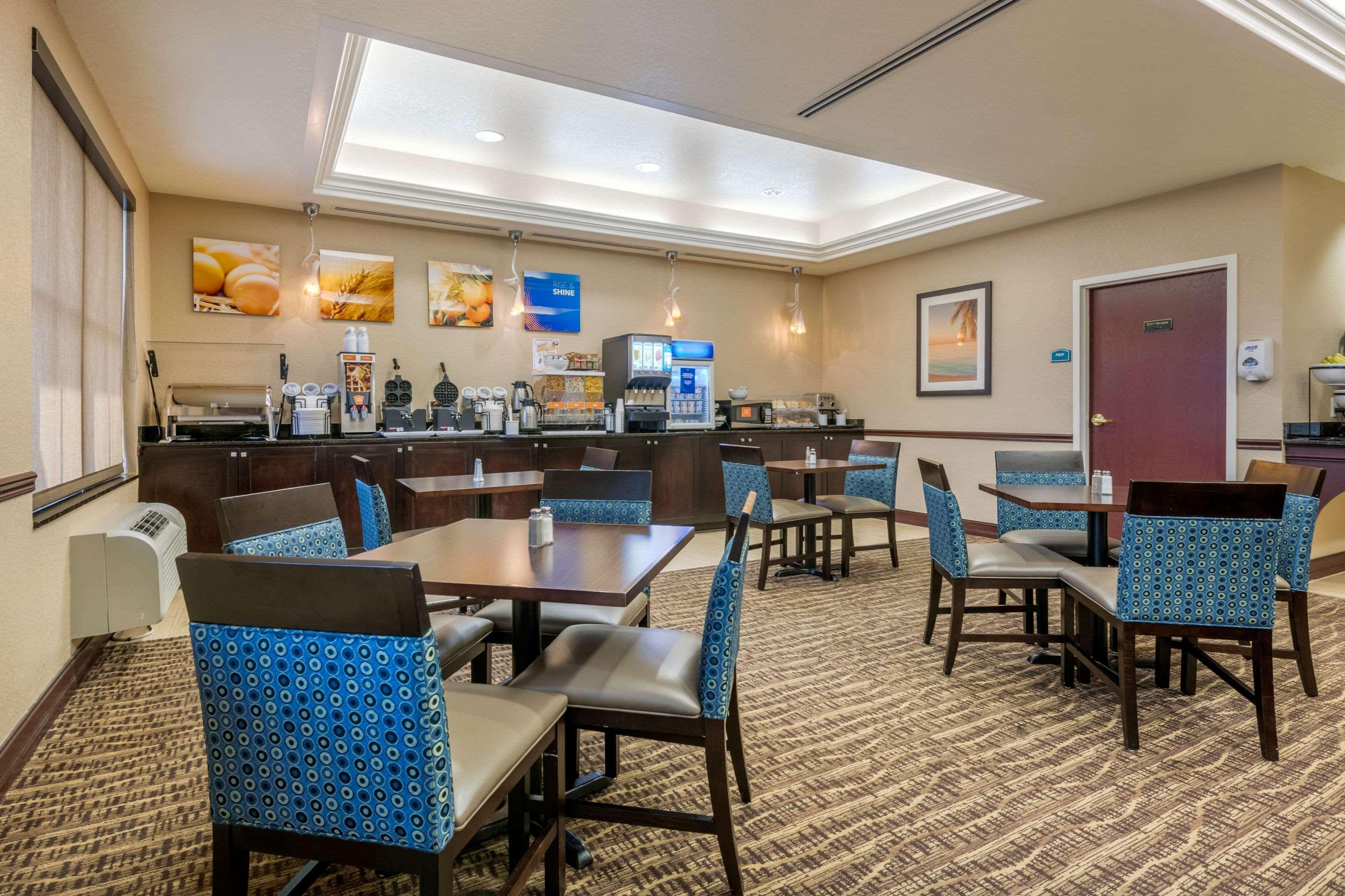 Comfort Inn & Suites Northeast - Gateway St. Petersburg Esterno foto