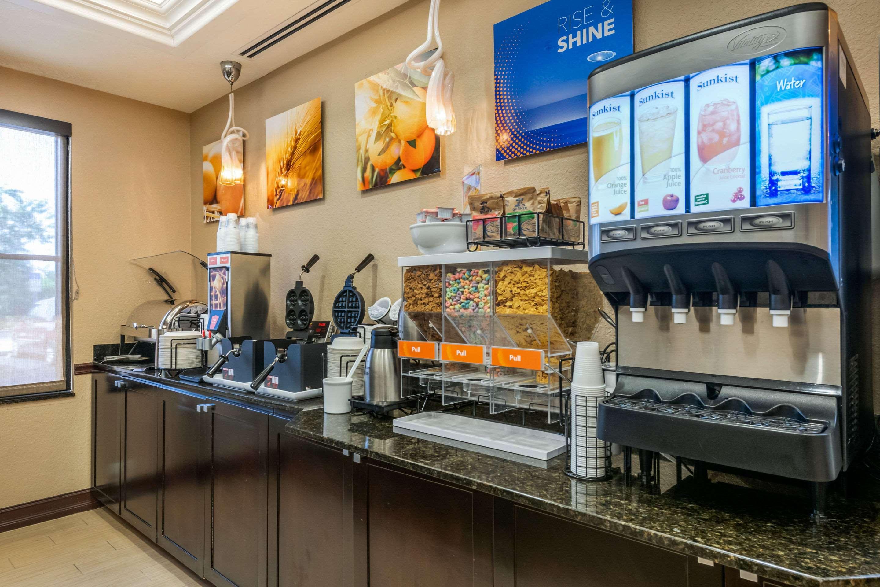 Comfort Inn & Suites Northeast - Gateway St. Petersburg Esterno foto