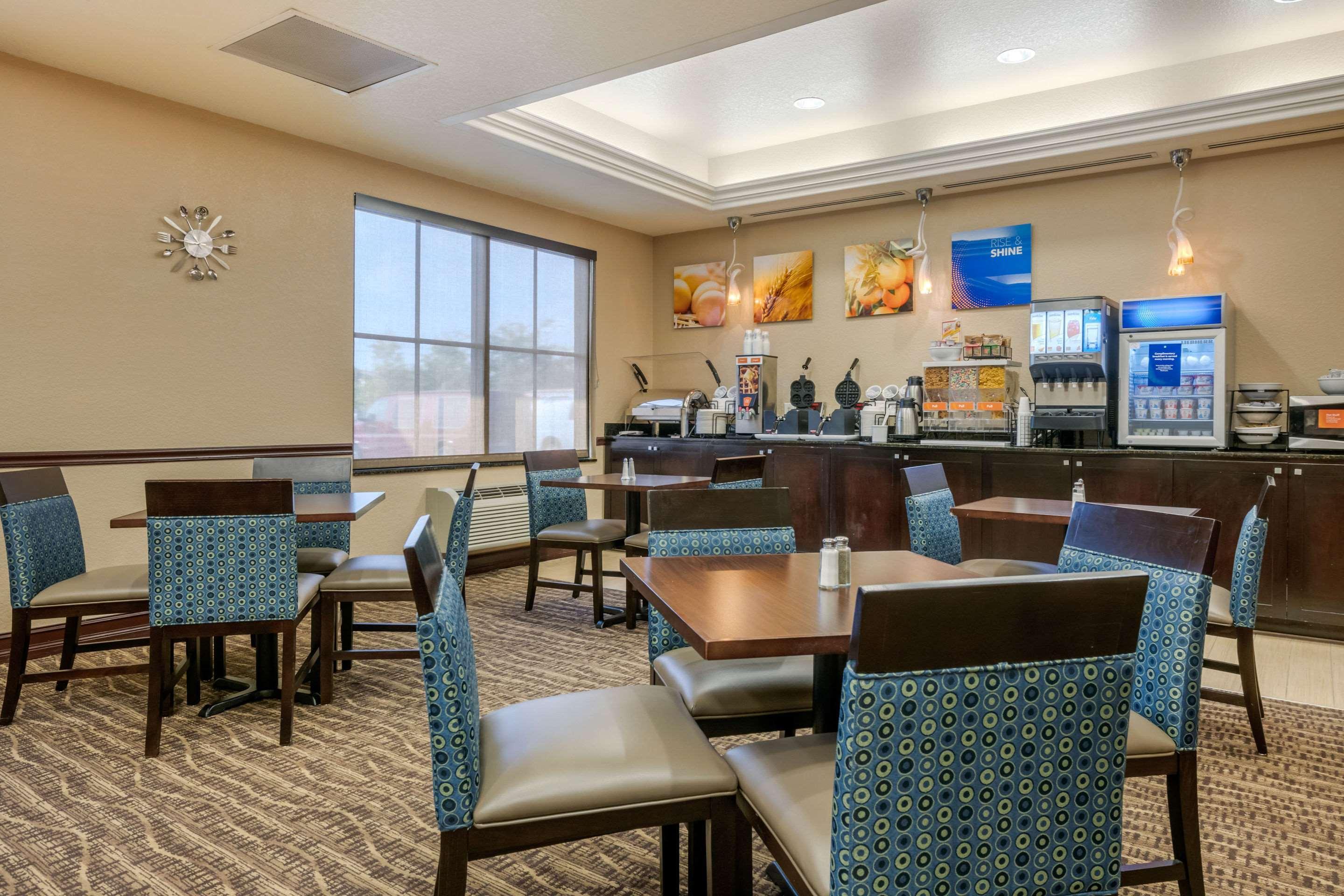 Comfort Inn & Suites Northeast - Gateway St. Petersburg Esterno foto