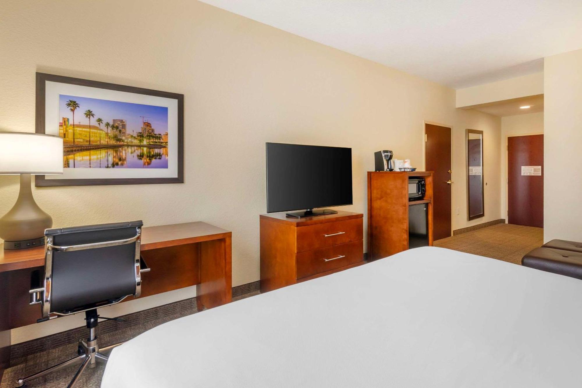 Comfort Inn & Suites Northeast - Gateway St. Petersburg Esterno foto