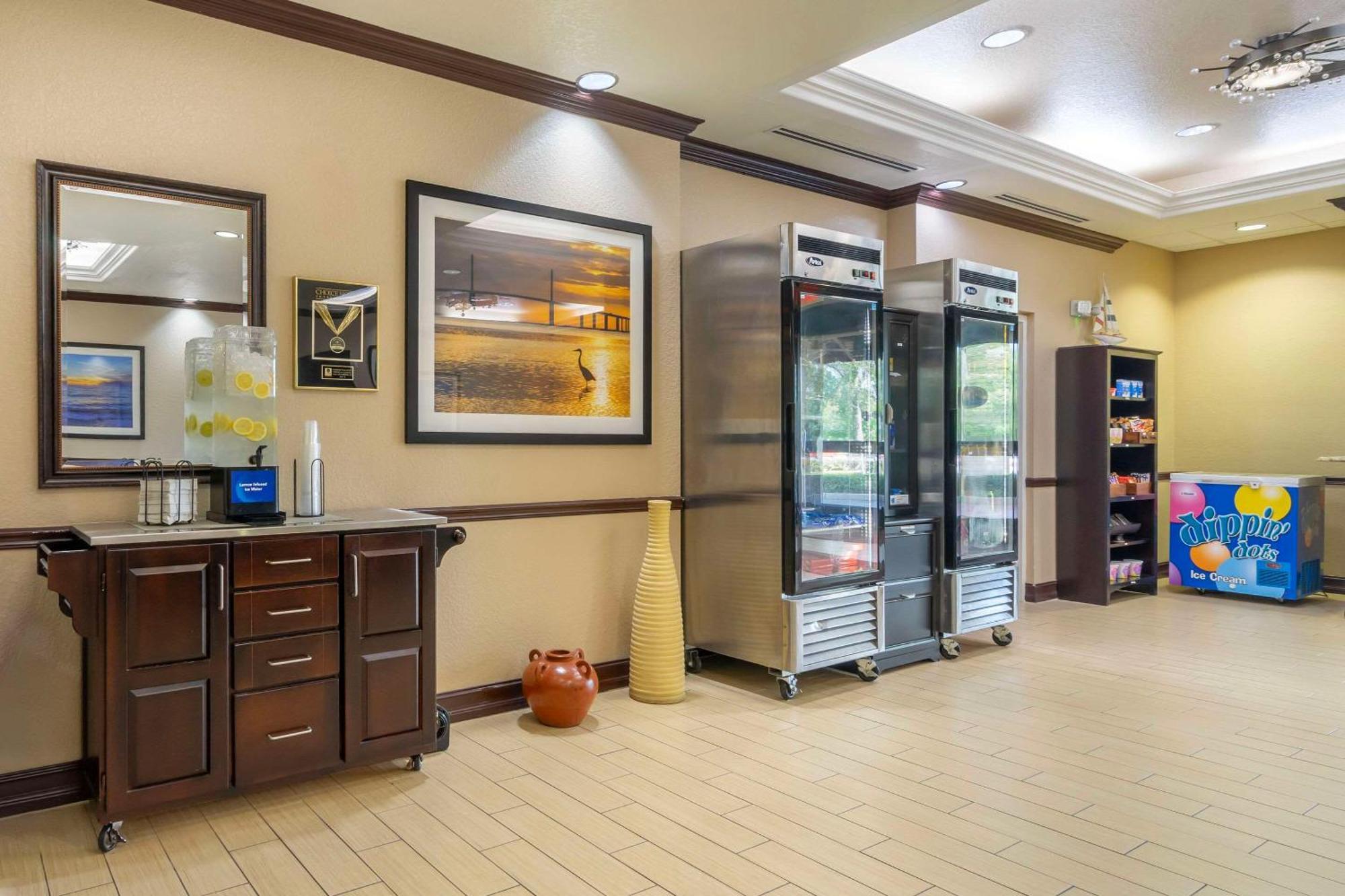 Comfort Inn & Suites Northeast - Gateway St. Petersburg Esterno foto