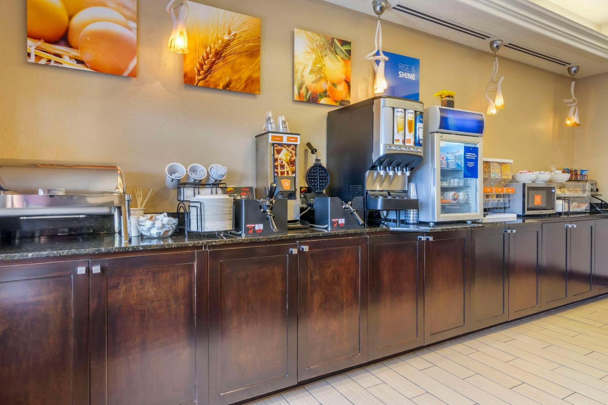 Comfort Inn & Suites Northeast - Gateway St. Petersburg Esterno foto
