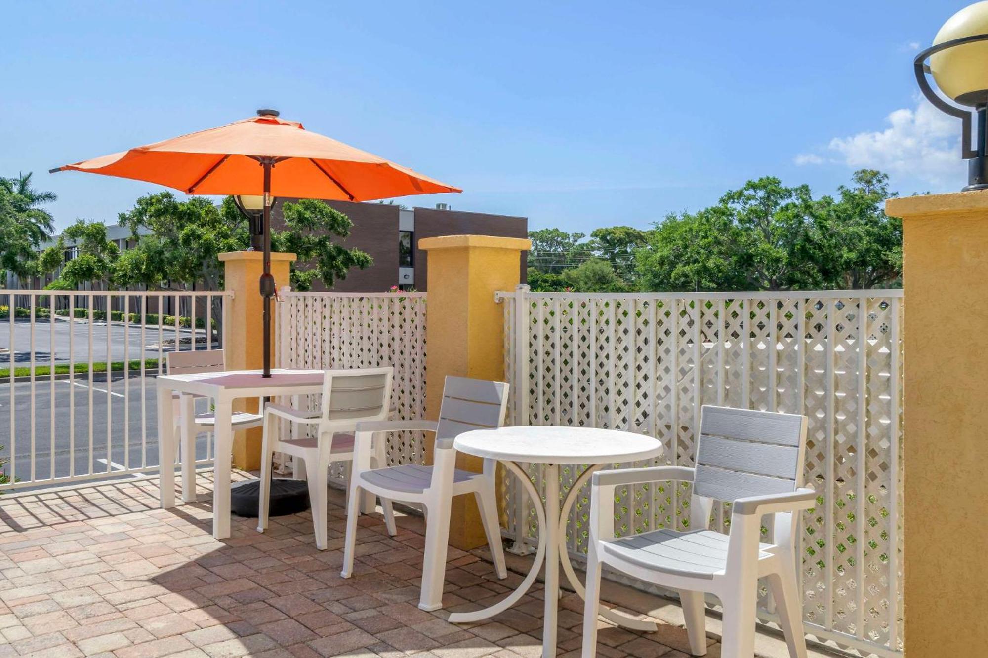 Comfort Inn & Suites Northeast - Gateway St. Petersburg Esterno foto