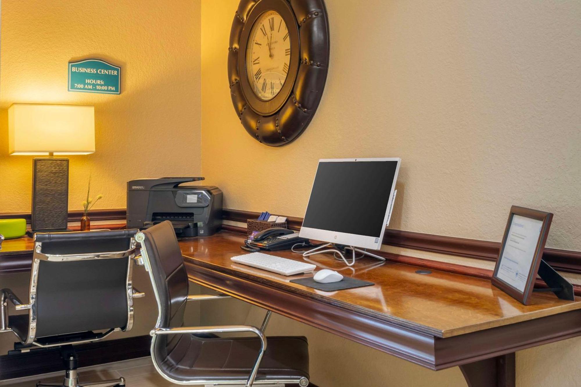 Comfort Inn & Suites Northeast - Gateway St. Petersburg Esterno foto