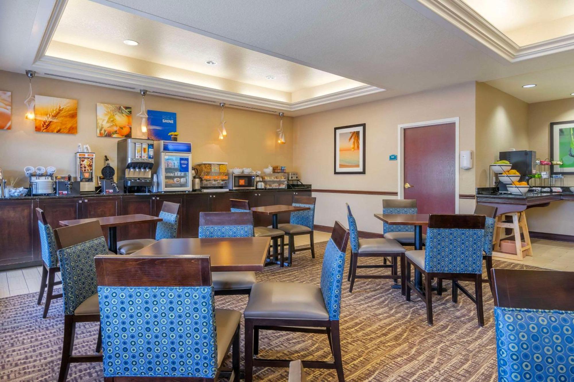 Comfort Inn & Suites Northeast - Gateway St. Petersburg Esterno foto