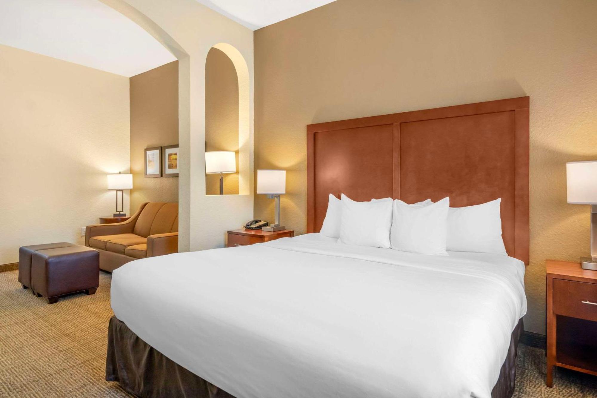 Comfort Inn & Suites Northeast - Gateway St. Petersburg Esterno foto