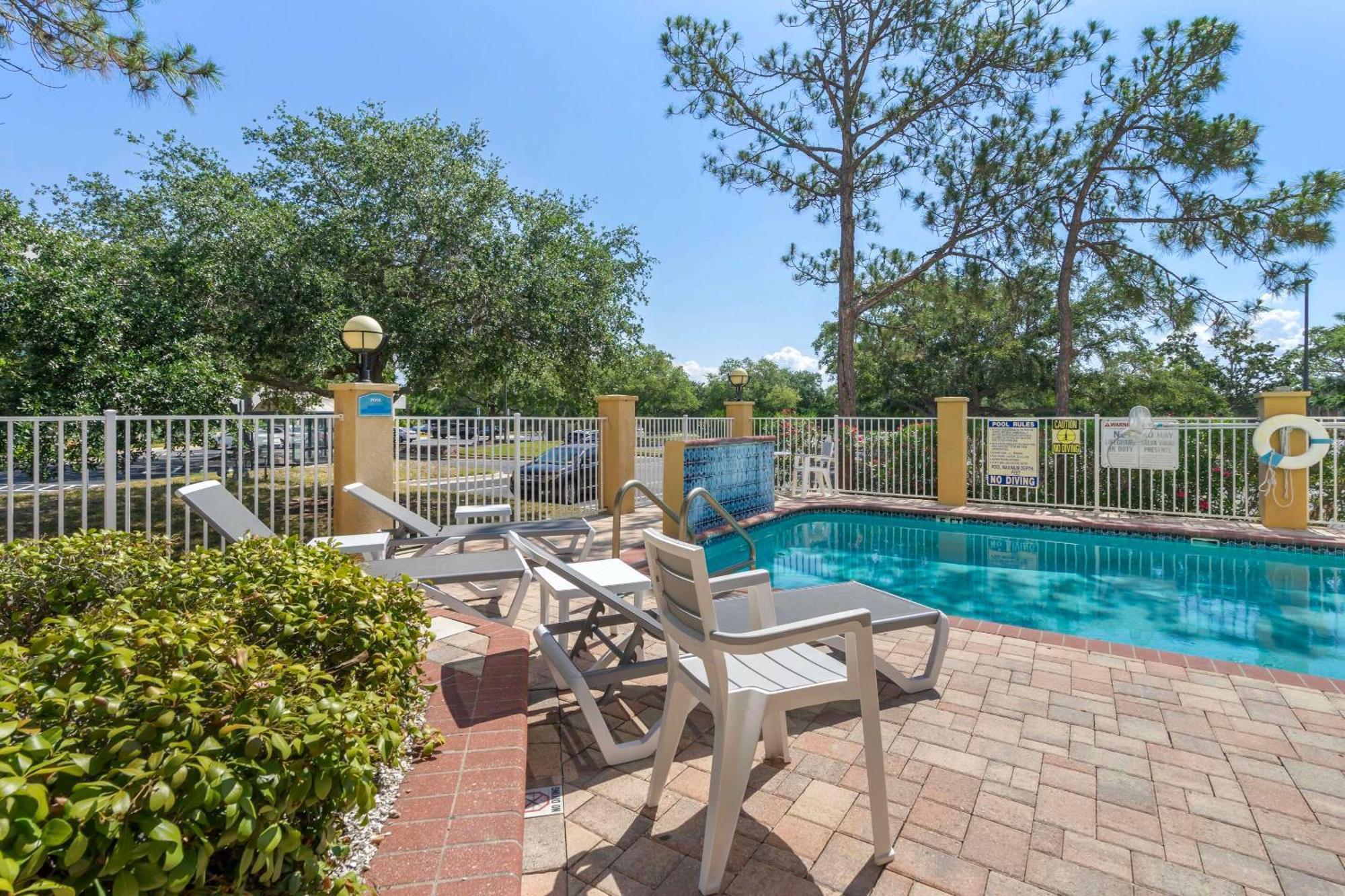 Comfort Inn & Suites Northeast - Gateway St. Petersburg Esterno foto