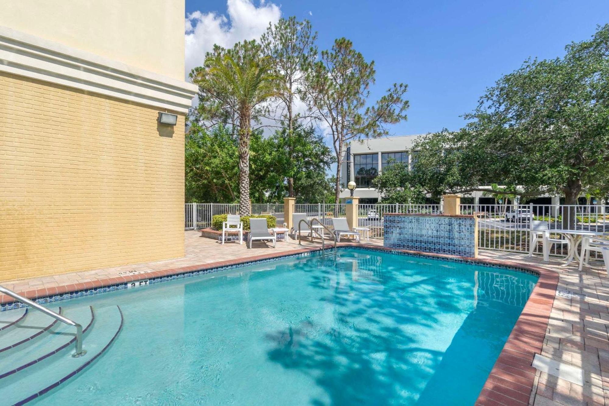 Comfort Inn & Suites Northeast - Gateway St. Petersburg Esterno foto