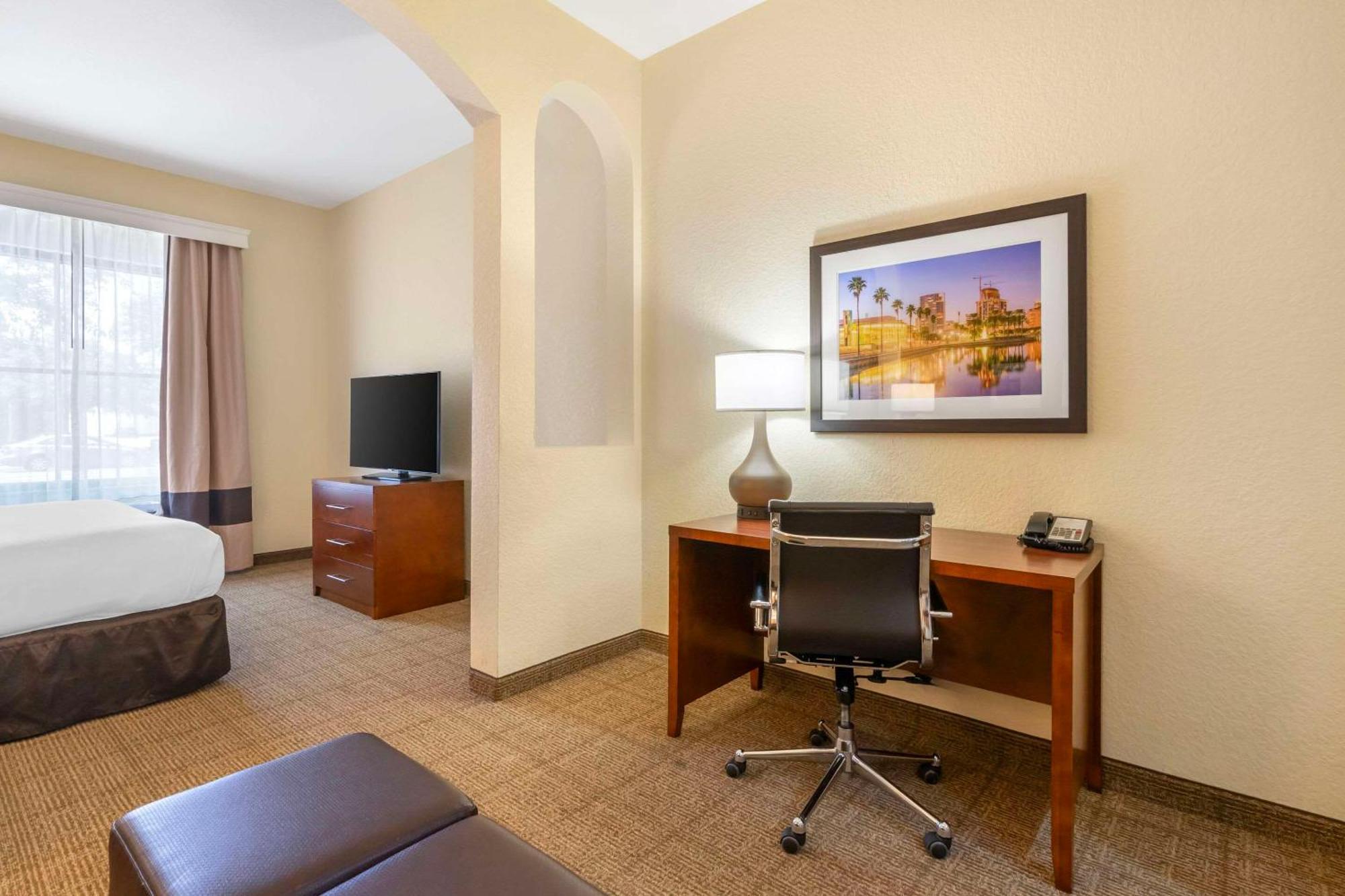 Comfort Inn & Suites Northeast - Gateway St. Petersburg Esterno foto