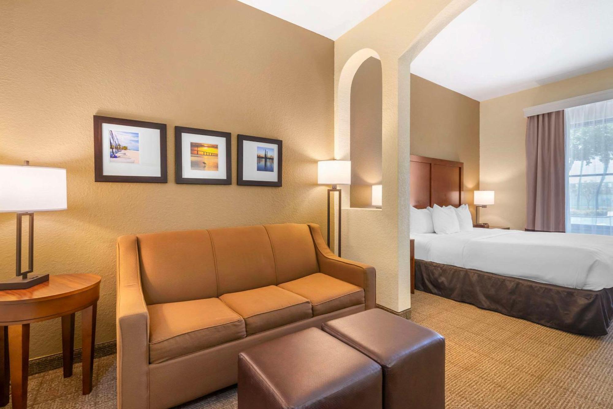 Comfort Inn & Suites Northeast - Gateway St. Petersburg Esterno foto