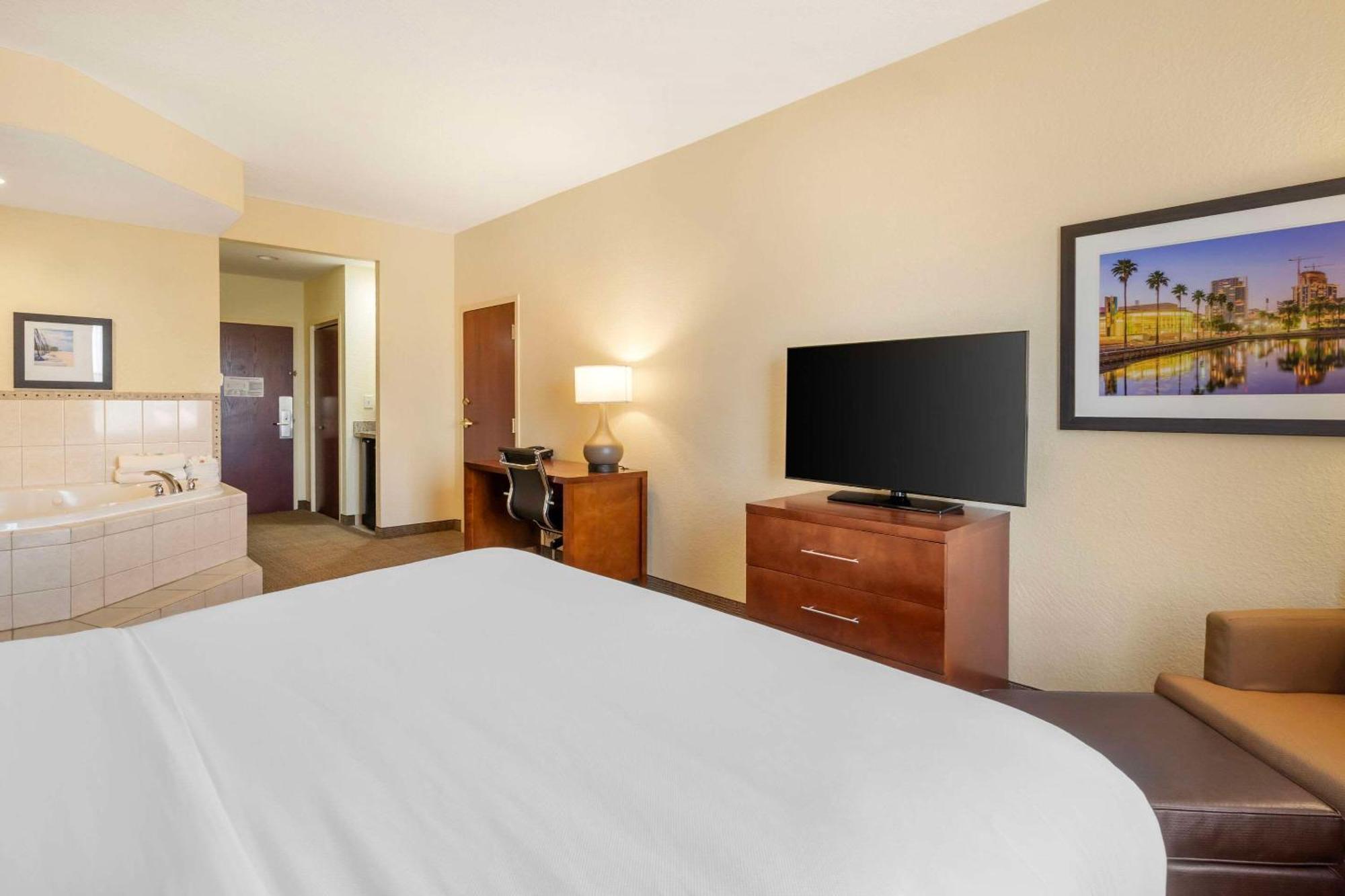 Comfort Inn & Suites Northeast - Gateway St. Petersburg Esterno foto
