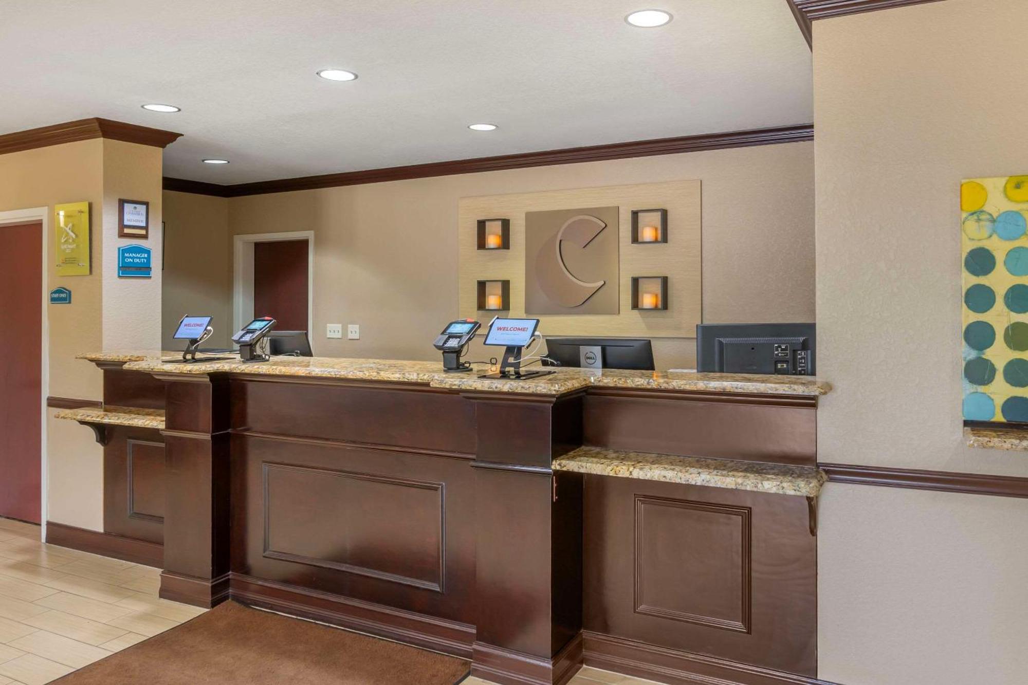 Comfort Inn & Suites Northeast - Gateway St. Petersburg Esterno foto