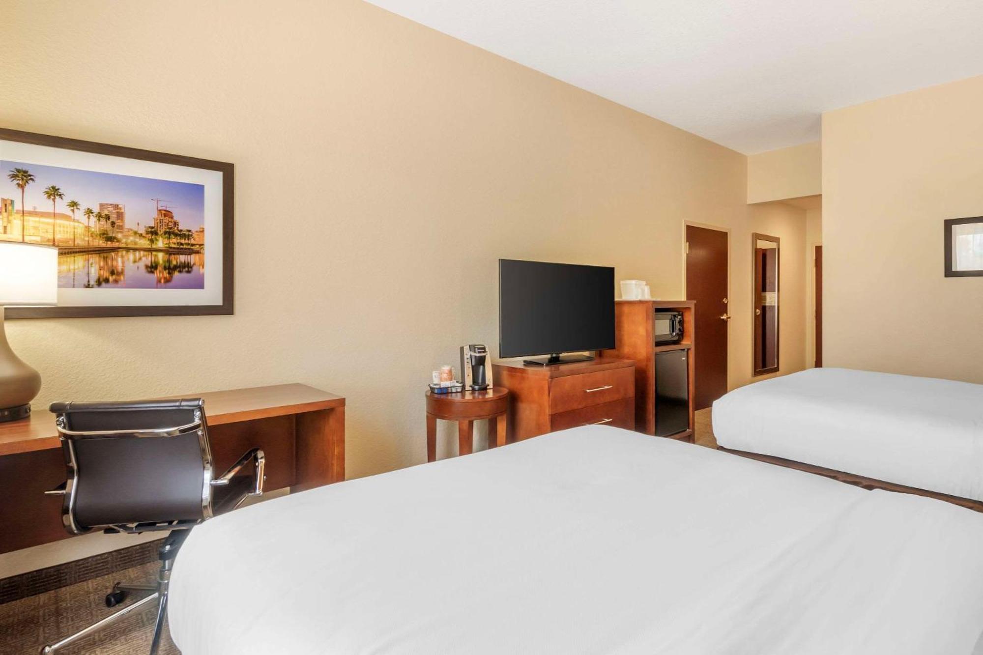 Comfort Inn & Suites Northeast - Gateway St. Petersburg Esterno foto