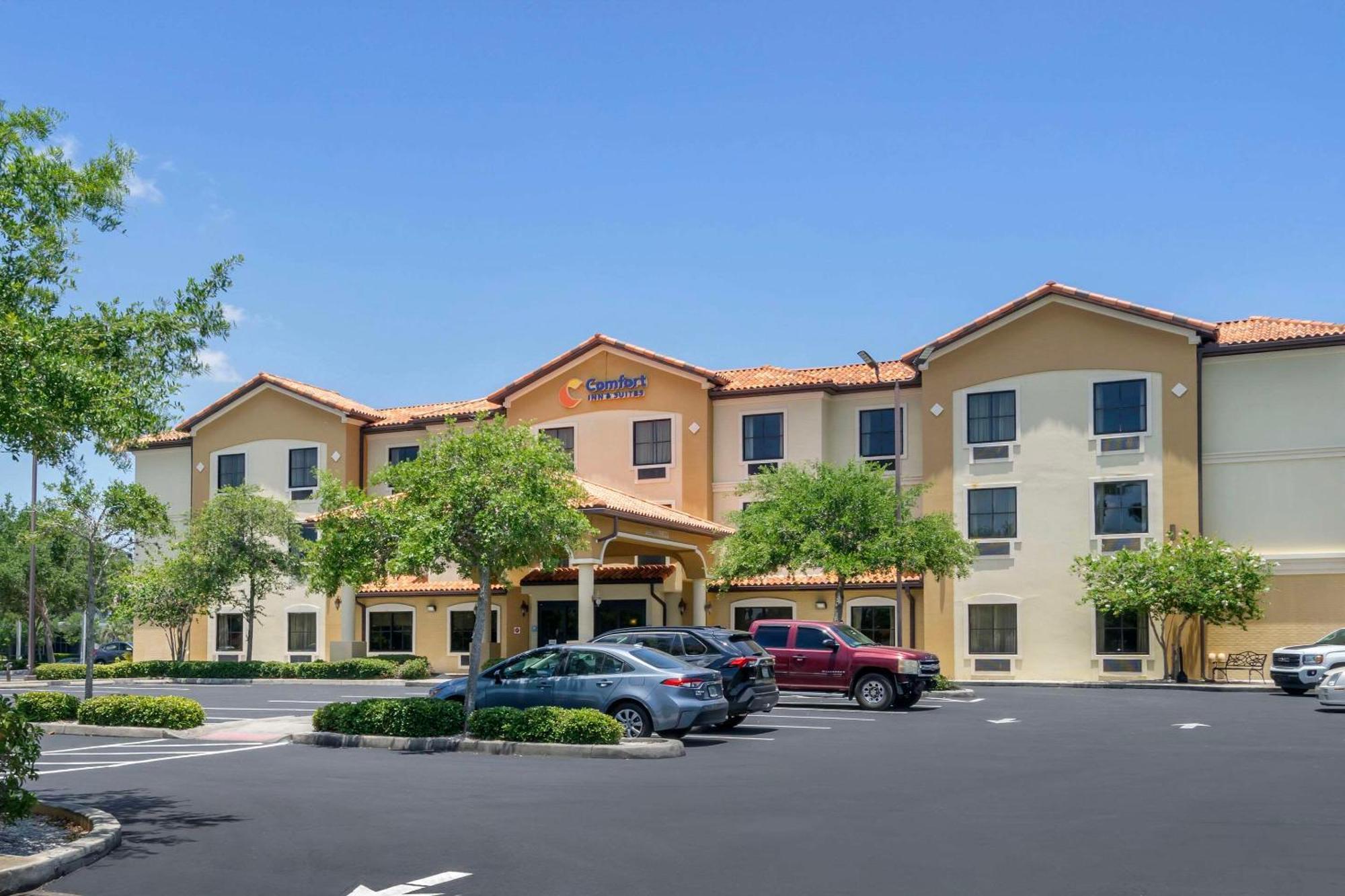 Comfort Inn & Suites Northeast - Gateway St. Petersburg Esterno foto