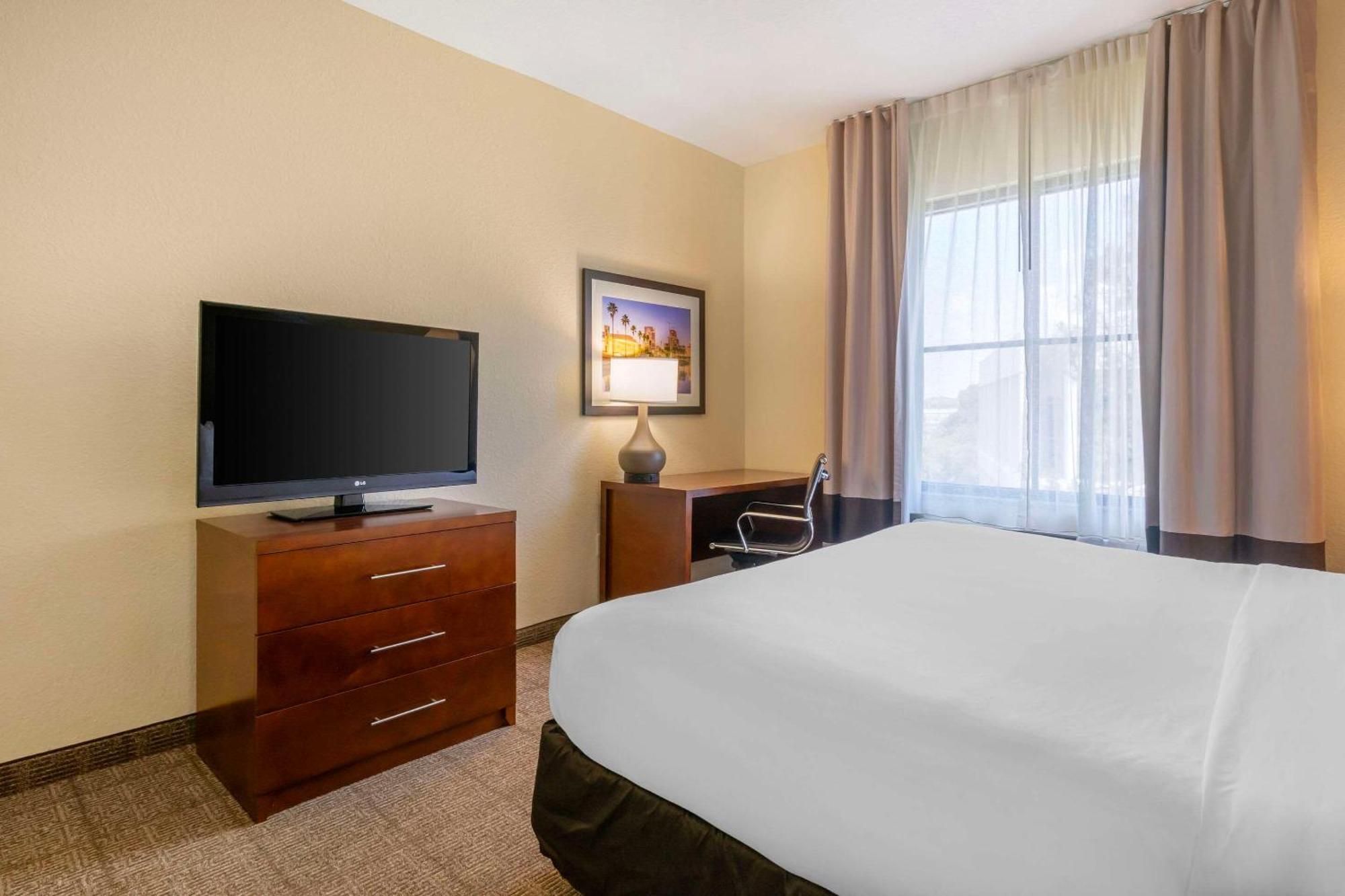 Comfort Inn & Suites Northeast - Gateway St. Petersburg Esterno foto