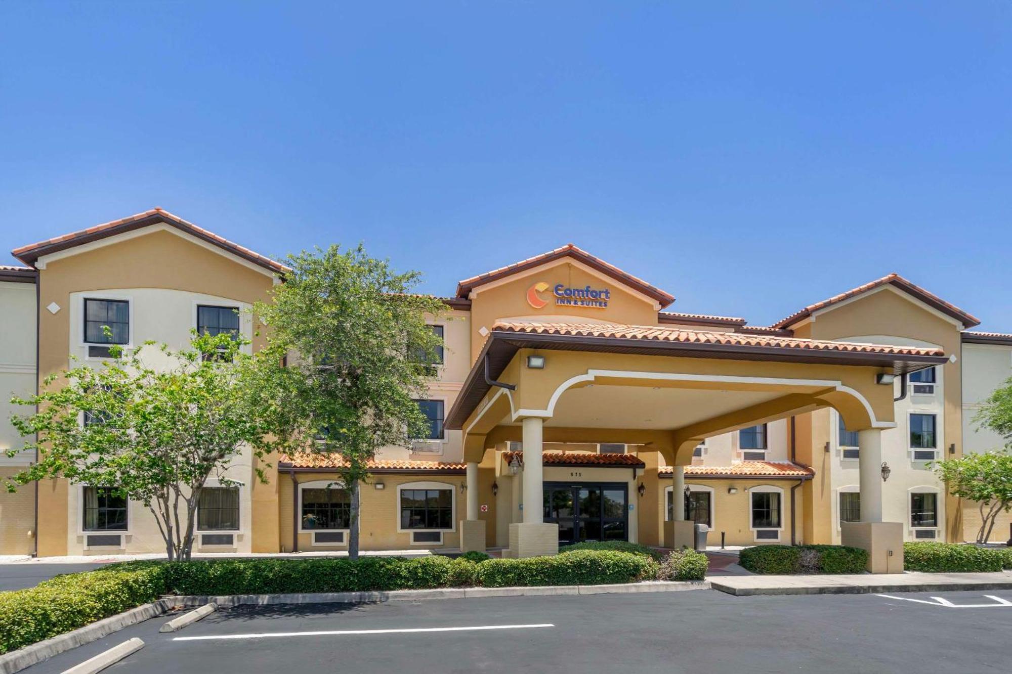 Comfort Inn & Suites Northeast - Gateway St. Petersburg Esterno foto