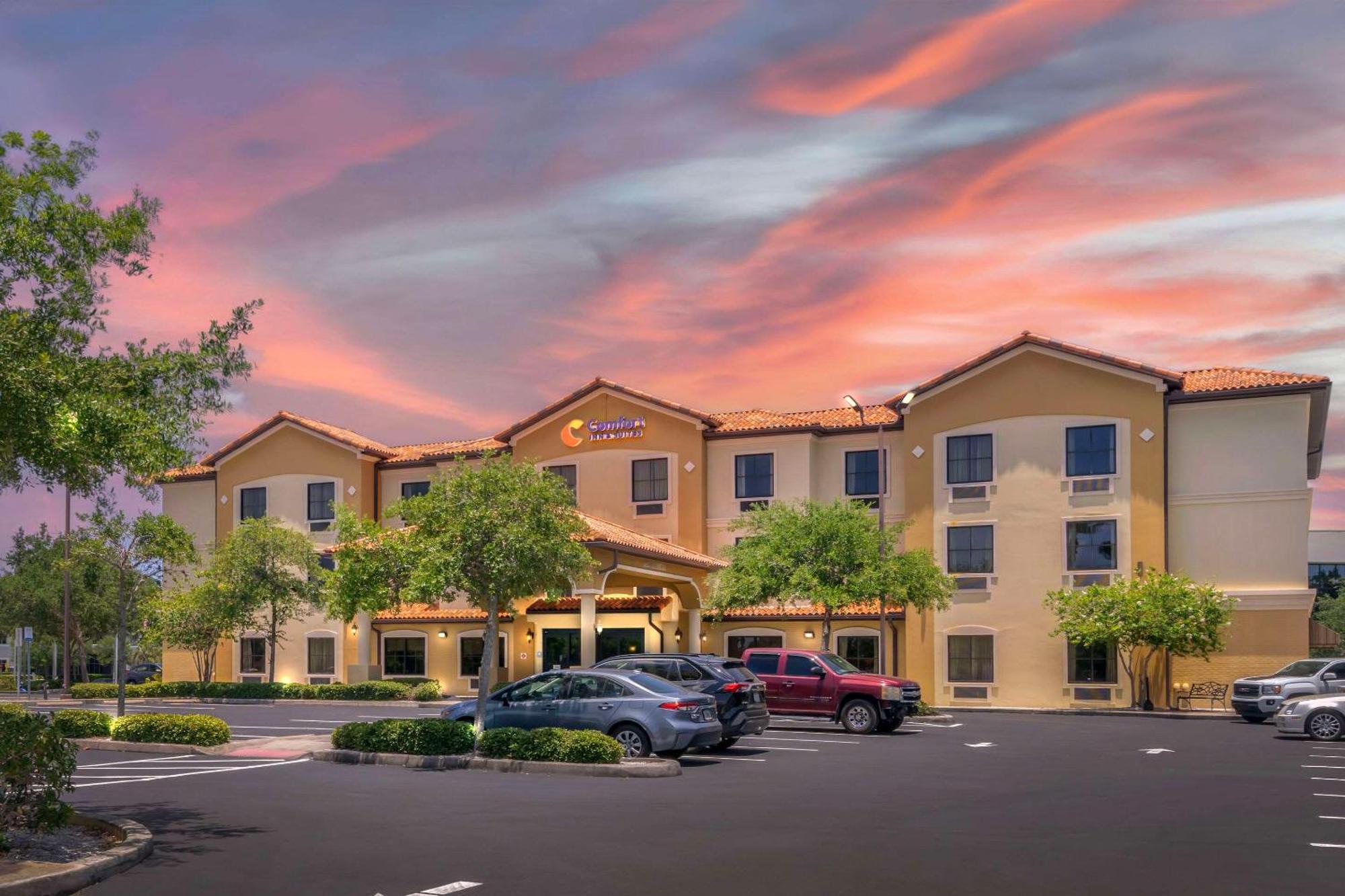 Comfort Inn & Suites Northeast - Gateway St. Petersburg Esterno foto